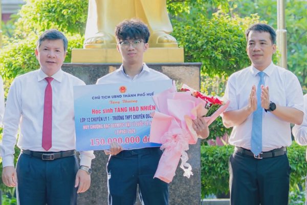 Nam sinh Quốc học Huế được thưởng 150 triệu đồng
