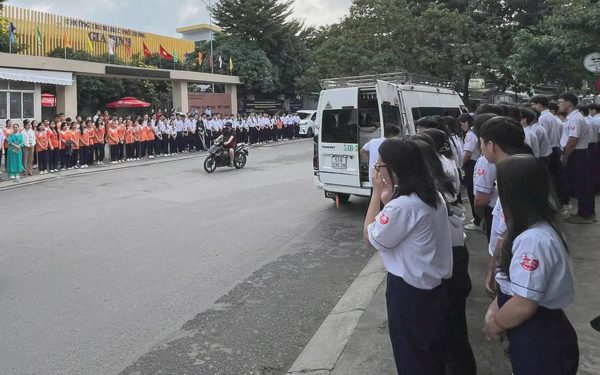 Nam sinh Trường Gia Định ra đi ở tuổi 18, hàng trăm thầy cô, bạn bè tiễn biệt trước cổng trường