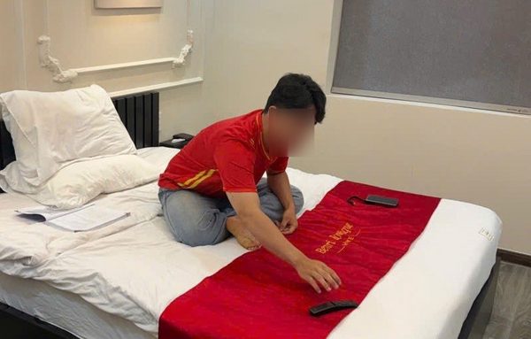 Nam sinh viên bị lừa hơn 90 triệu đồng, ép tự nhốt mình trong khách sạn