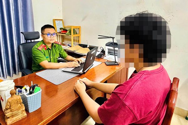 Nam sinh viên rời ký túc xá bất thường, hối thúc gia đình chuyển 1,2 tỷ đồng