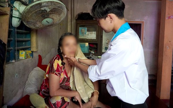 Nam SV Vĩnh Long ngày ngày đút cơm cho mẹ, vay tiền qua app để trở lại giảng đường