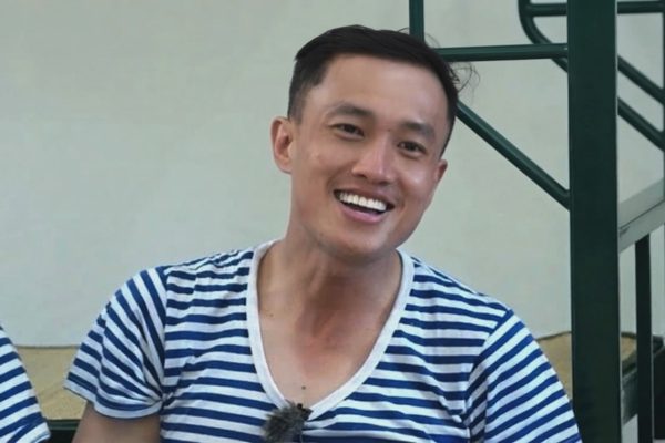 “Nam thần màn ảnh” Quốc Trường gây choáng với mặt sạm đen, tóc ngắn cũn