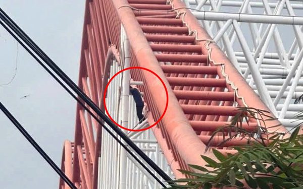 Nam thanh niên biểu hiện bất thường, ‘cố thủ’ trên vòm cầu Cỏ May ở Bà Rịa - Vũng Tàu
