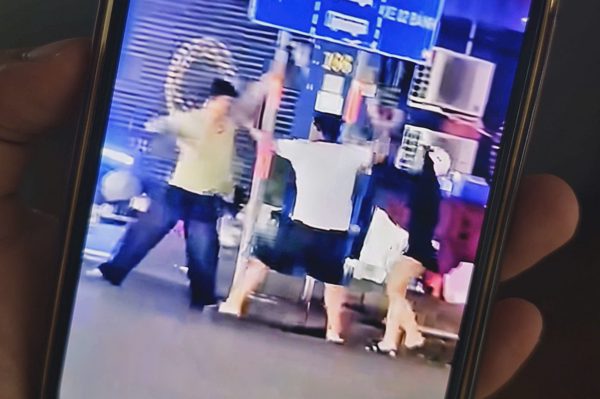 Nam thanh niên cầm nón bảo hiểm đuổi đánh người giữa trung tâm TPHCM