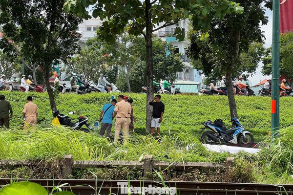Nam thanh niên đi bộ trên đường ray ở TPHCM bị tàu hỏa tông tử vong