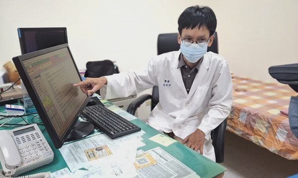 Nam thanh niên đột ngột 'biến thành người khác' sau trận sốt, đau đầu