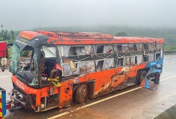 Nam thanh niên kể phút kinh hoàng khi ô tô chở 33 người lật nghiêng trong đêm