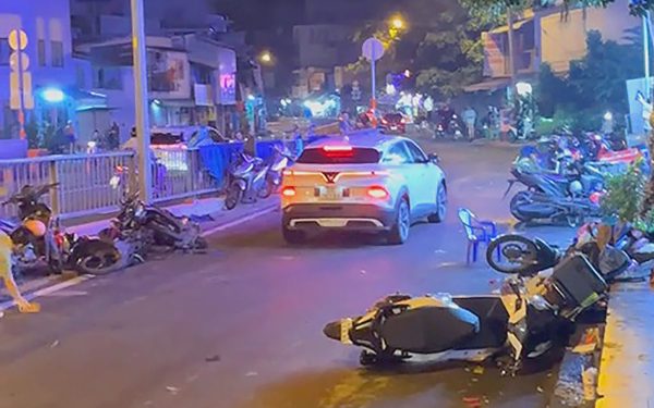 Nam thanh niên lái ô tô tông nhiều xe máy trước quán nhậu ở phường Chợ Quán