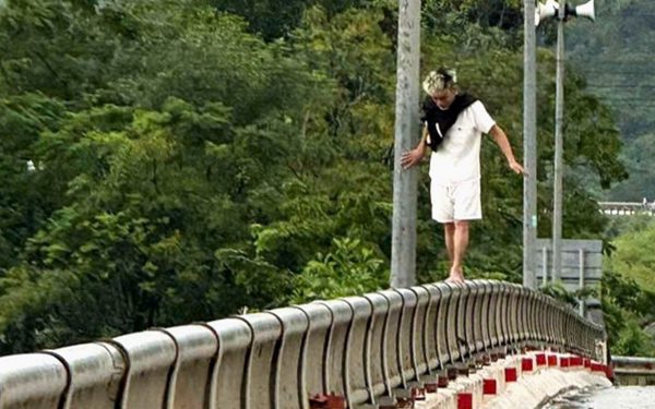 Nam thanh niên ‘làm xiếc’ trên lan can cầu ở Phong Nha, đại úy công an kịp thời ngăn chặn