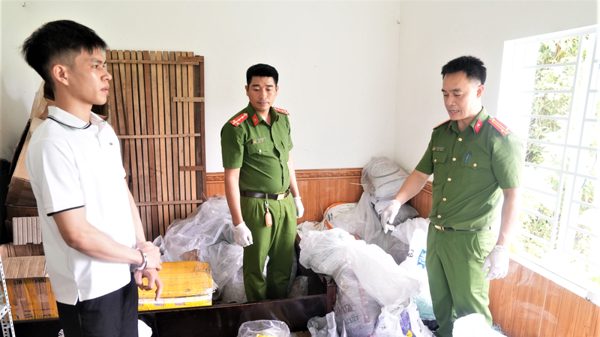 Nam thanh niên ở Nghệ An giấu gần 1 tấn nguyên liệu chế tạo pháo nổ