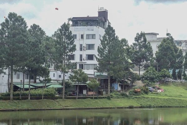 Nam thanh niên rơi từ tầng 5 quán cà phê xuống nhà dân ở Lâm Đồng