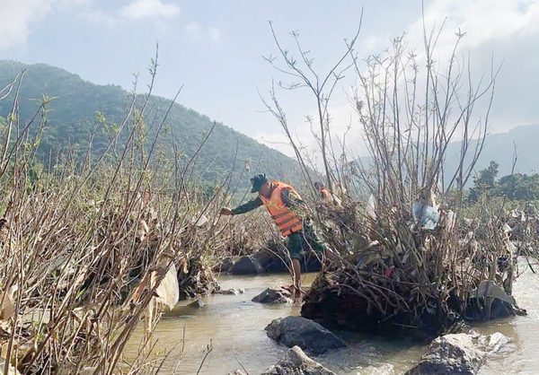 Nam thanh niên rơi xuống sông mất tích khi qua cầu phao ở Sơn La