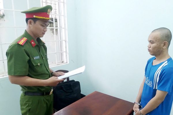 Nam thanh niên tăng ga xe máy bỏ chạy, tông trọng thương thiếu tá công an