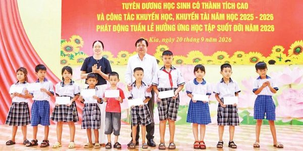 Nâng bước đến trường cho học trò nghèo
