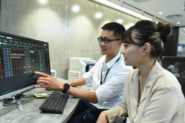 Nâng hạng chỉ là bước đầu, chứng khoán Việt Nam còn gì phía trước?