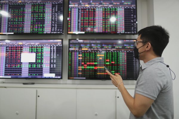 Nâng hạng chứng khoán, sao dòng tiền trong nước cũng "mất hút"?