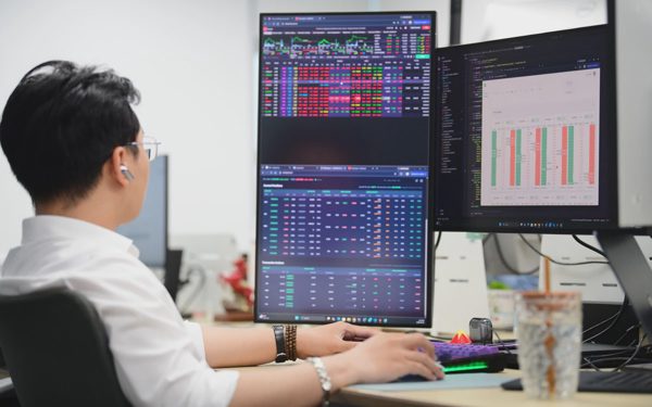 Năng lượng kéo VN-Index, PNJ và NVL 'chất sàn' hơn 81 triệu cổ phiếu