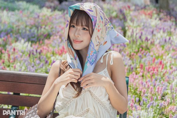 “Nàng thơ” chen chân check-in hàng hoa violet Nhật bên hồ Gươm