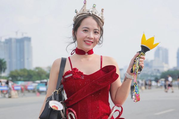 Nàng thơ lên đồ "cháy" phố, có người đầu tư 200 triệu đồng xem BIGBANG