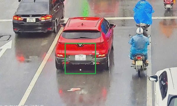 Né phạt nguội bằng cách gắn hai biển số