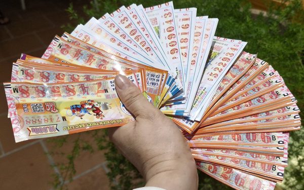 Nên cấm người dưới 18 tuổi bán vé số?