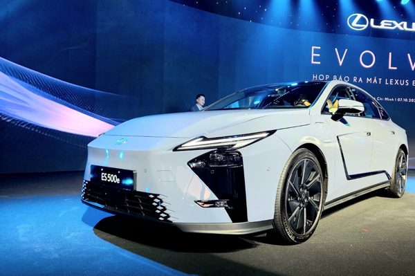 Nên chọn mua Lexus ES hay Mercedes-Benz E-Class, BMW 5 Series?