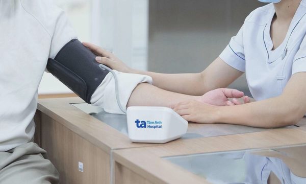 Nên đo huyết áp bên tay trái hay phải?