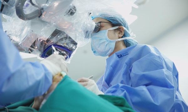 Nên tái tạo ngực bằng túi độn hay vạt tự thân?