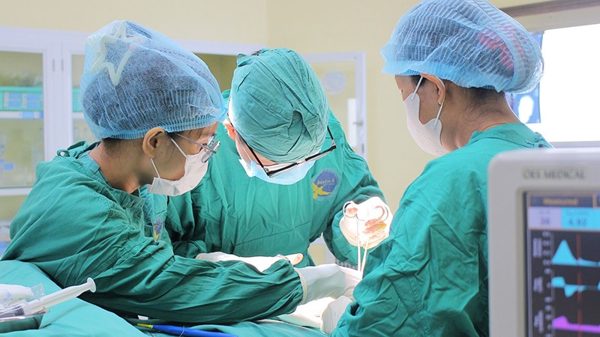 Nẹp vít hàm mặt qua đường rạch trong khoang miệng giúp bảo tồn khớp nhai và tính thẩm mỹ