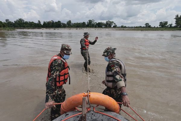 Nepal chạy đua cứu hơn 900 người có thể vẫn mắc kẹt trong các hầm thủy điện