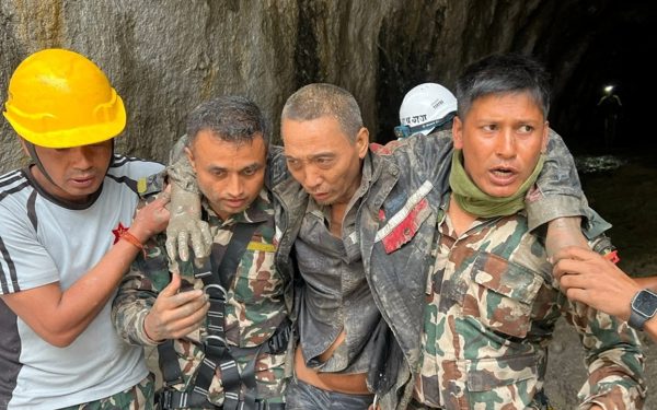 Nepal giải cứu công dân Trung Quốc mắc kẹt 10 ngày sau lũ quét, cách cửa hầm 225m
