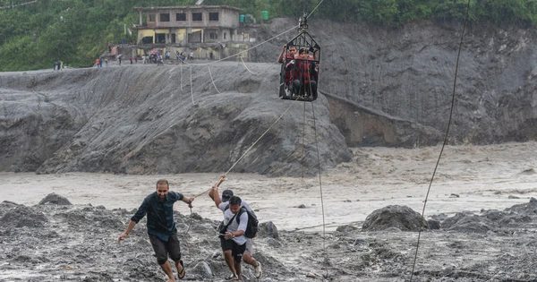 Nepal tìm kiếm người mất tích, lo tái thiết sau lũ quét