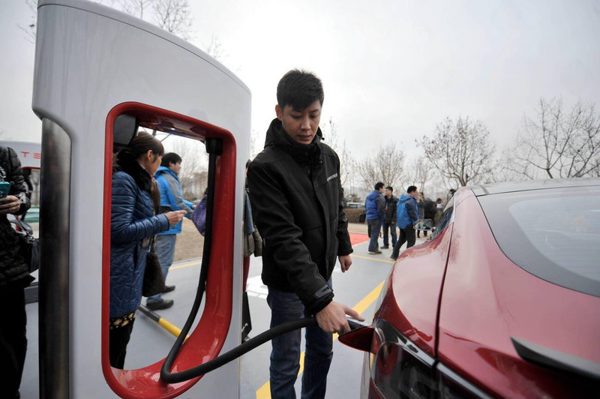 Nếu bán chính hãng ở Việt Nam, xe điện Tesla sẽ sạc thế nào?