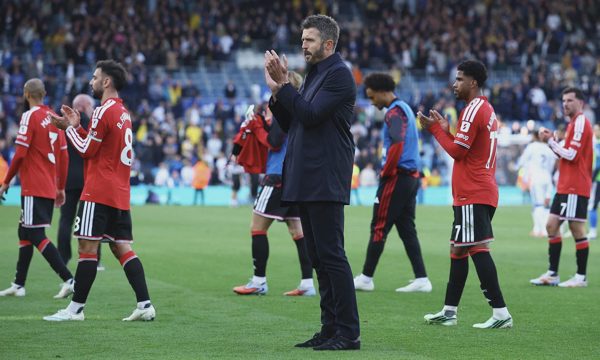 Neville cảnh báo Carrick nguy cơ mất ghế vào tháng 1