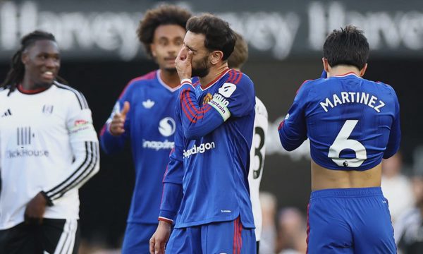 Neville: 'Cầu thủ Man Utd như ma nơ canh trên sân'