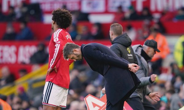 Neville: 'Cầu thủ Man Utd quay lưng với Carrick'