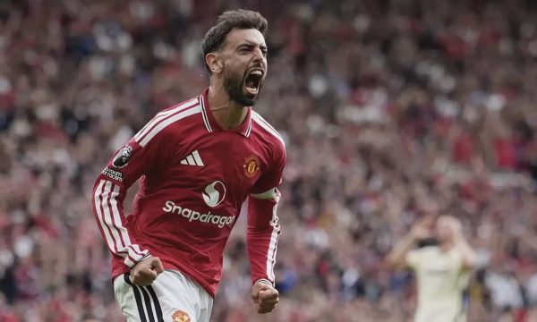 Neville: 'Fernandes là bản hợp đồng hay nhất Man Utd thời hậu Ferguson'