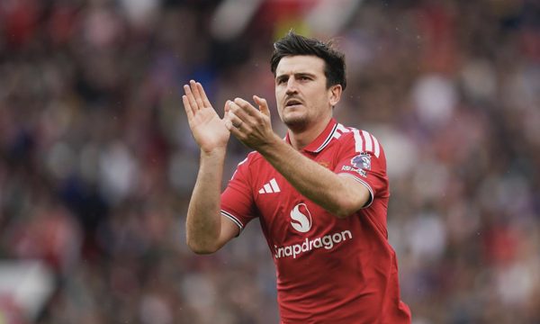 Neville: 'Man Utd không có hàng thủ 4 người đúng nghĩa'