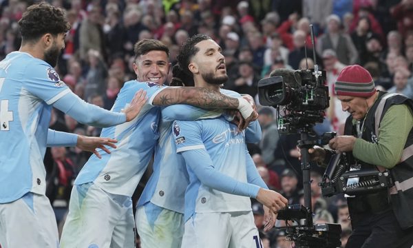 Neville: 'Vụ Man City đang hủy hoại Ngoại hạng Anh'