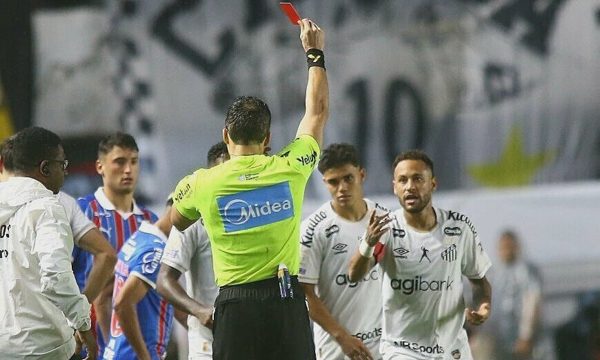 Neymar nhận thẻ đỏ, đẩy HLV, dọa đánh đối thủ