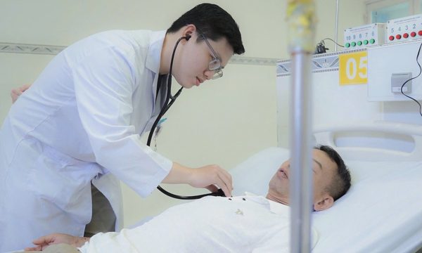 Ngã quỵ khi ăn cơm, thoát chết nhờ 15 phút ép tim của người nhà