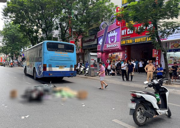 Ngã ra đường sau va chạm, cô gái bị xe buýt cán tử vong