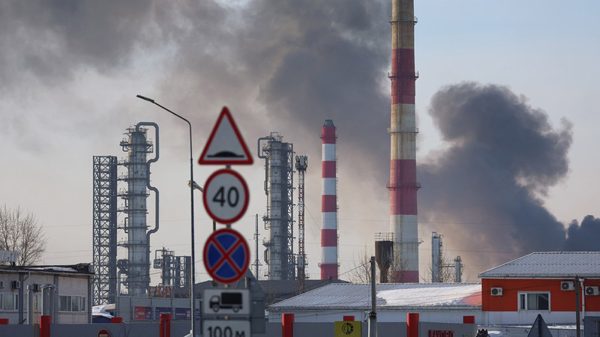 Nga tố Ukraine tấn công nhà máy lọc dầu bất chấp đề xuất ngừng bắn