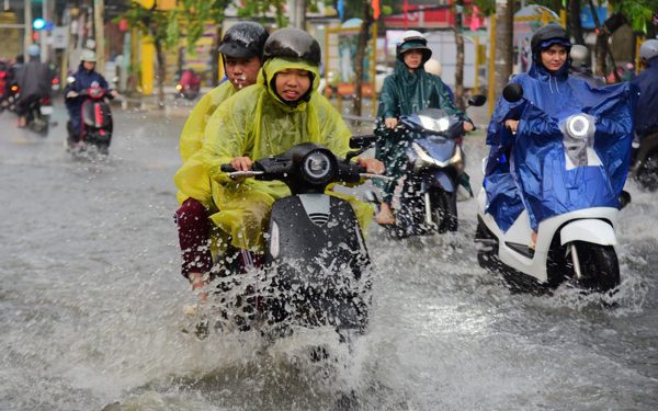 Ngã tư Nguyễn Văn Khối - Lê Văn Thọ ở TP.HCM bị ngập, học sinh dắt xe lội nước về nhà