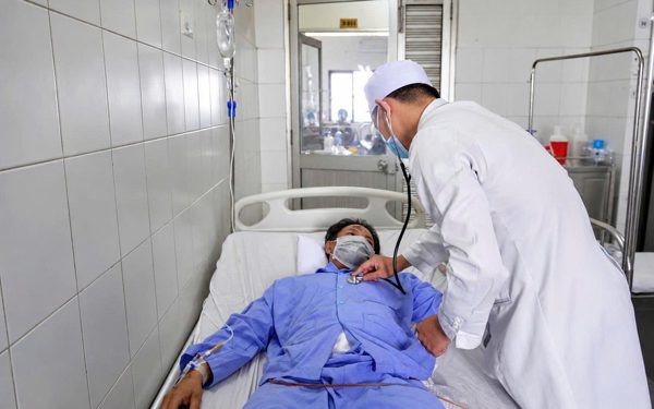 Ngã vào công trường, nam thanh niên bị 2 thanh sắt xuyên qua đùi, bụng