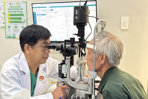 Ngại phiền con, cha mẹ âm thầm chịu đựng đôi mắt mờ tuổi xế chiều