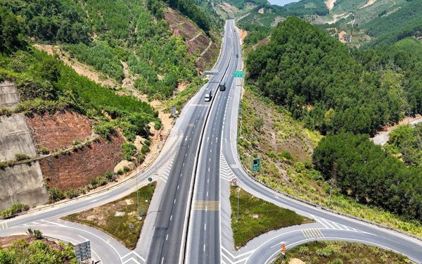 Ngắm cao tốc La Sơn - Hòa Liên mở rộng lên 4 làn xe xuyên núi rừng Bạch Mã