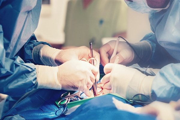 Ngâm chân trong nước gừng tươi, người phụ nữ 70 tuổi suýt tàn phế