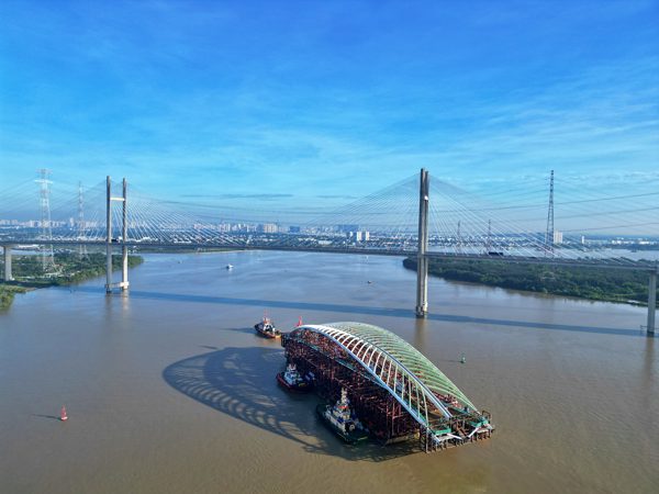 Ngắm 'lá dừa nước' 3.400 tấn vượt cầu tĩnh không cao nhất Việt Nam