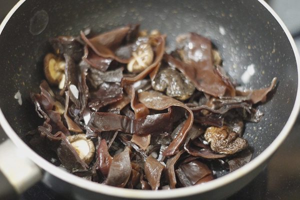 Ngâm mộc nhĩ, nấm hương qua đêm - sai lầm có thể gây ngộ độc?